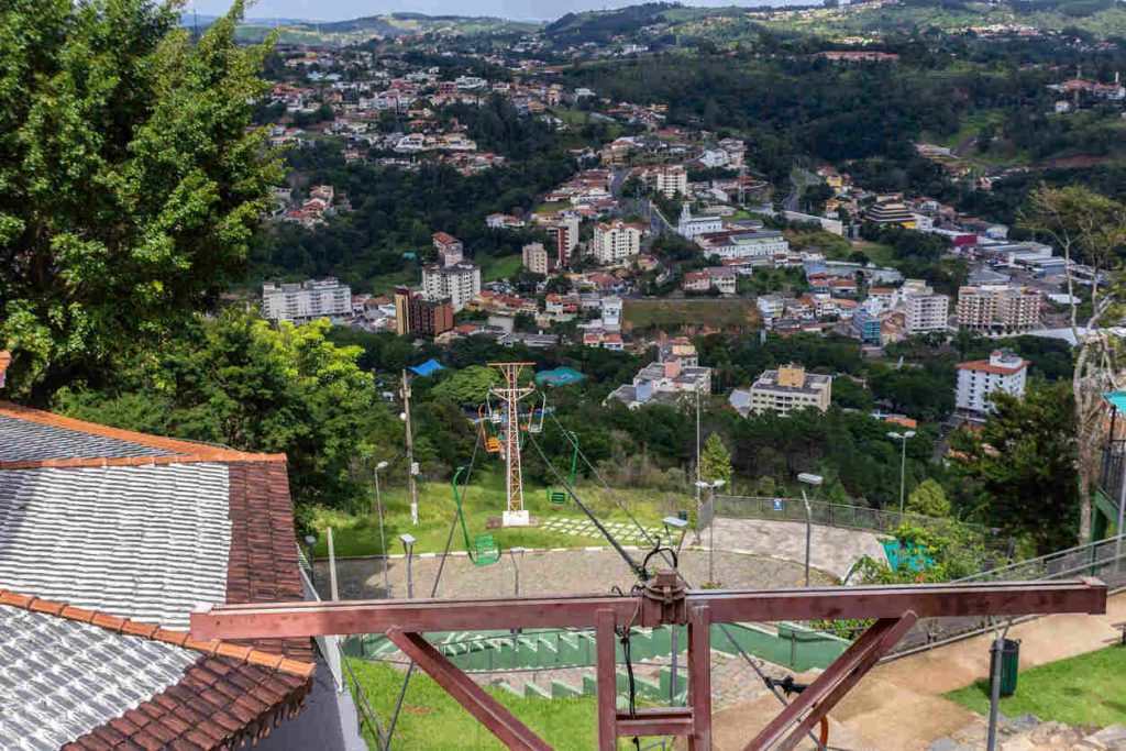 Vista de Serra Negra de um teleférico, São Paulo