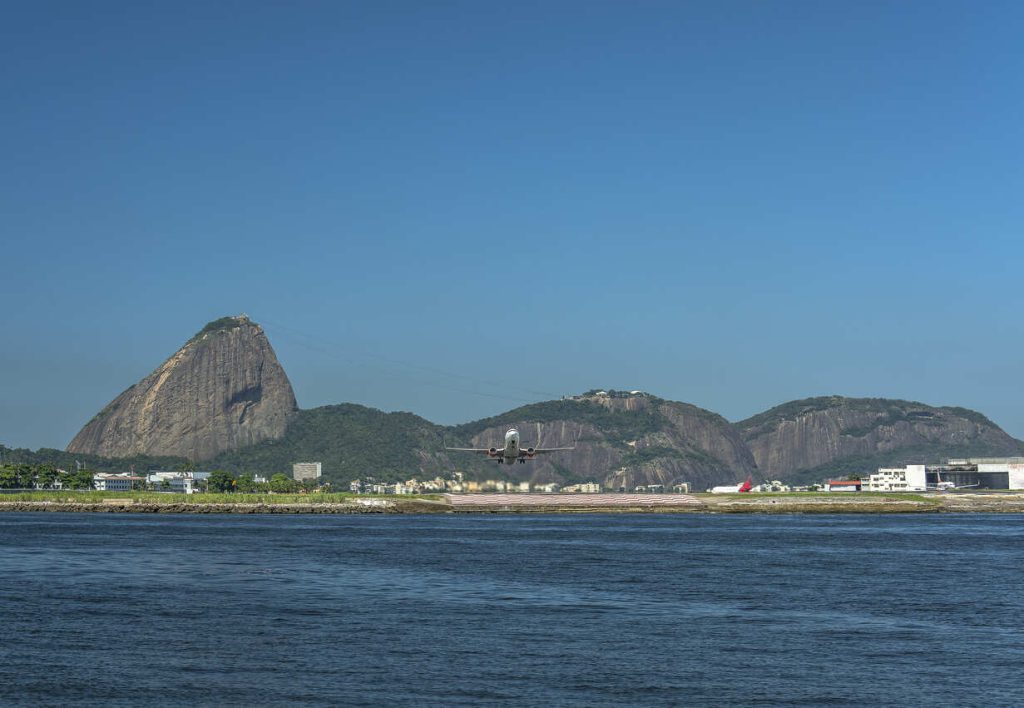 Baía de Guanabara vista do mar, com o Aeroporto Santos Dumont