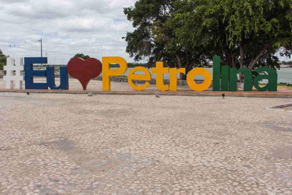 Escultura escrito "Eu amo Perolina"